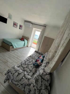 Basic Studio | Hypo-allergenic bedding, down comforters, individually decorated - Agriturismo Un Mare di Fiori (Ventimiglia)