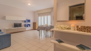 Leilighet, 1 soverom | Oppholdsområde | TV