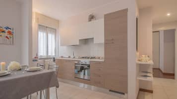 Apartment, 1 Bedroom | Dapur peribadi | Peti sejuk/penyejuk beku saiz penuh, ketuhar gelombang mikro, ketuhar