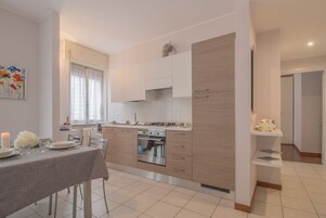 Refrigerador con freezer, microondas, horno, placa de cocina