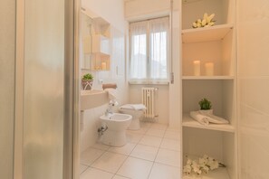 Apartment, 1 Schlafzimmer | Badezimmer | Dusche, Haartrockner, Handtücher