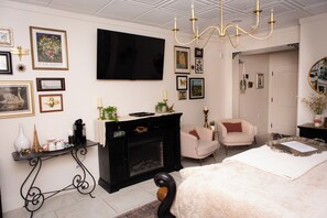 Individually decorated, soundproofing, free WiFi, bed sheets - Hideaway Suites On 5th (formerly 5th East Hall B&B) (American Fork)