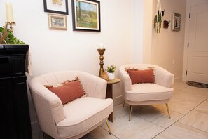 Paris | Individually decorated, soundproofing, free WiFi, bed sheets - Hideaway Suites On 5th (formerly 5th East Hall B&B) (American Fork)