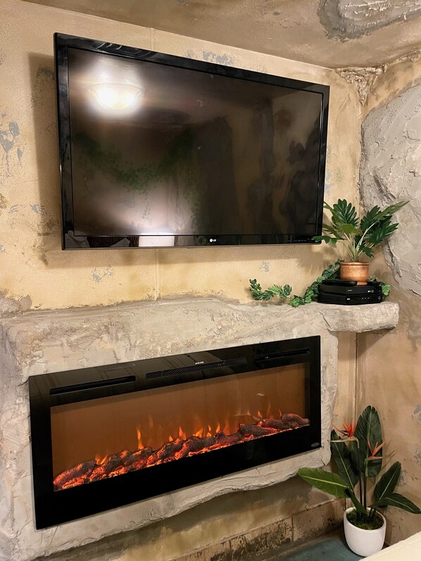 Maui | Living area | Fireplace - Hideaway Suites On 5th (formerly 5th East Hall B&B) (American Fork)