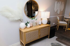 Chambre Signature, 1 très grand lit | Décor unique, système d’insonorisation, accès au Wi-Fi (inclus)