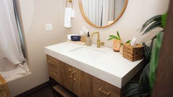 Signature-Zimmer, 1 King-Bett | Badezimmer