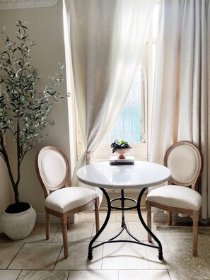 Enkeltrom – premium, 1 kingsize-seng | Oppholdsområde | Peis