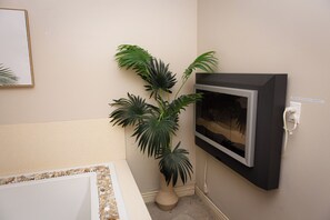 Chambre Signature, 1 très grand lit | Décor unique, système d’insonorisation, accès au Wi-Fi (inclus)