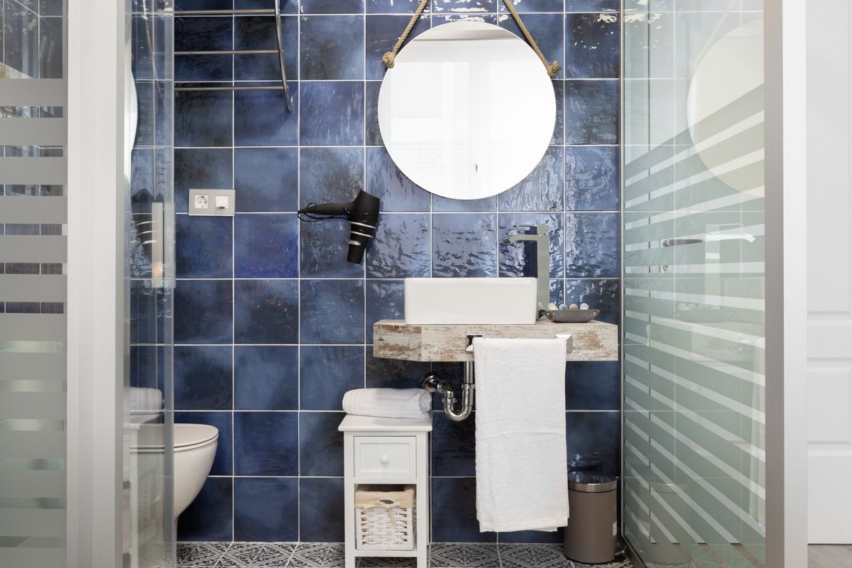 basic room (torre milenium) | bathroom | shower, free toiletries, hair dryer, towels