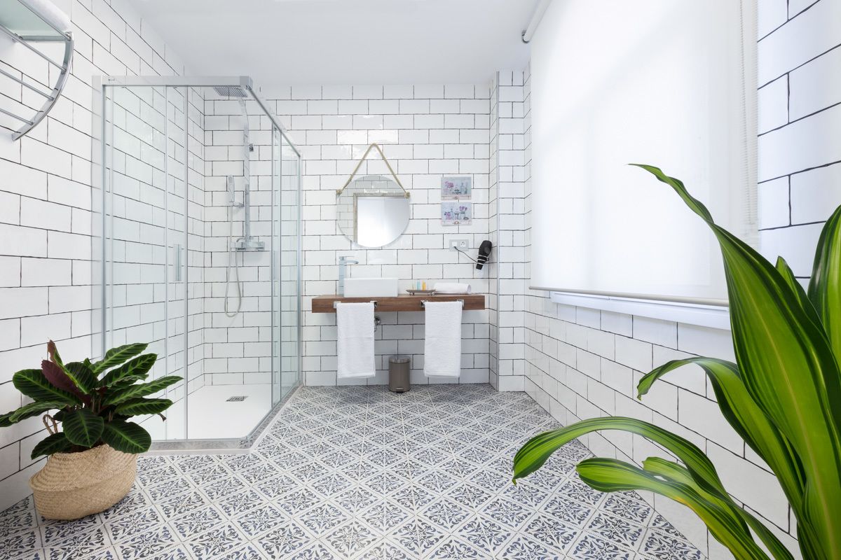 basic room (antoni gaudí) | bathroom | shower, free toiletries, hair dryer, towels