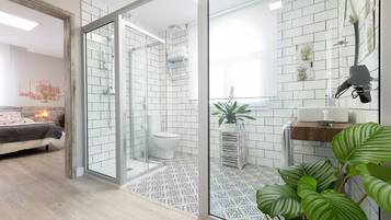 Suite básica, terraza, vistas a la ciudad (Suite Zamenhof) | Baño | Ducha, artículos de higiene personal gratuitos y secador de pelo