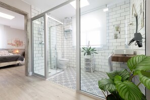 Suite bàsica, terrassa, vistes a la ciutat (Suite Zamenhof) | Bany | Dutxa, articles de tocador gratuïts, assecador de cabells i tovalloles 