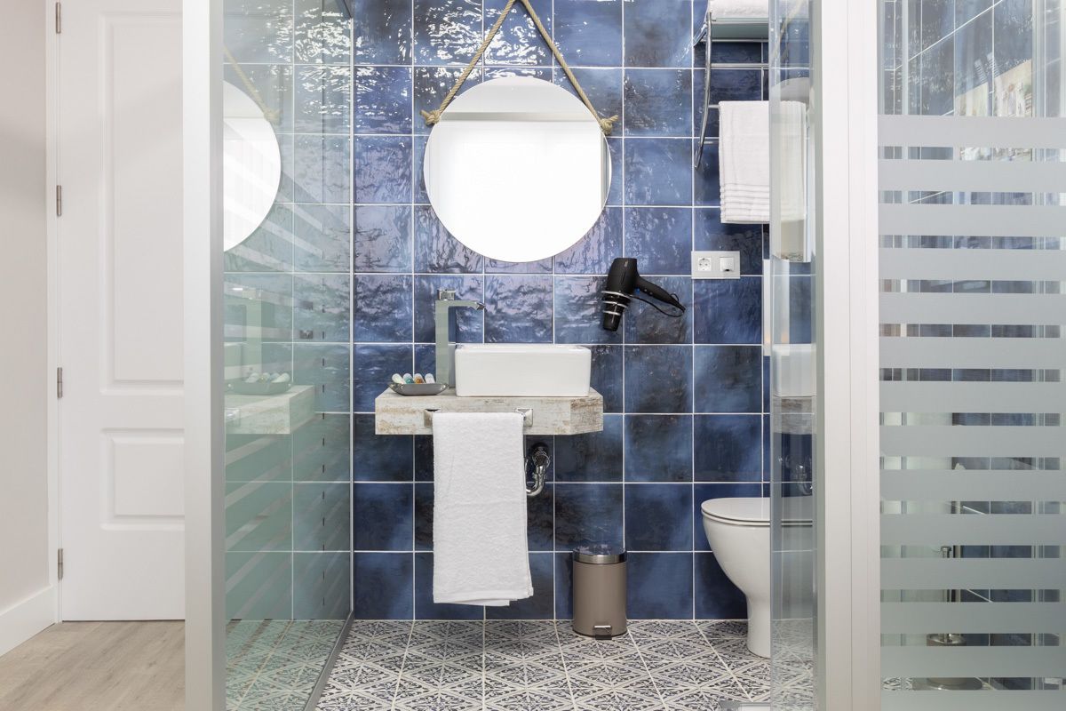 basic room (torre del campanar) | bathroom | shower, free toiletries, hair dryer, towels