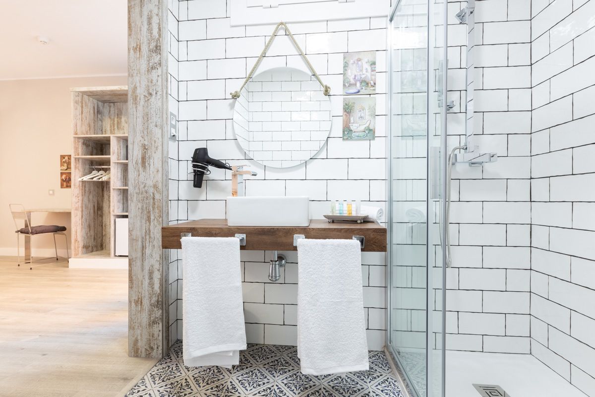 basic room, terrace (la creueta) | bathroom | shower, free toiletries, hair dryer, towels