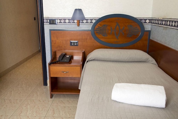 Minibar, odada kasa, masa, ses yalıtımı