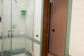 تجهيزات دش، مجففات شعر، مراحيض شطف، مناشف
