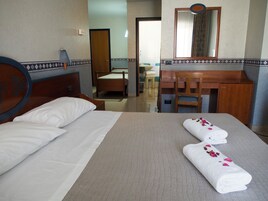 Minibar, caja de seguridad en la habitación y escritorio 