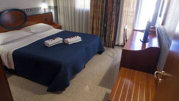 Dreibettzimmer | Minibar, Zimmersafe, Schreibtisch, schallisolierte Zimmer