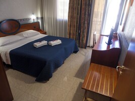 Minibar, caja de seguridad en la habitación y escritorio 