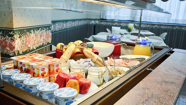 A breakfast buffet with various food items and condiments. - Hotel Kroma (Ragusa)