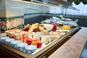 A breakfast buffet with various food items and condiments. - Hotel Kroma (Ragusa)