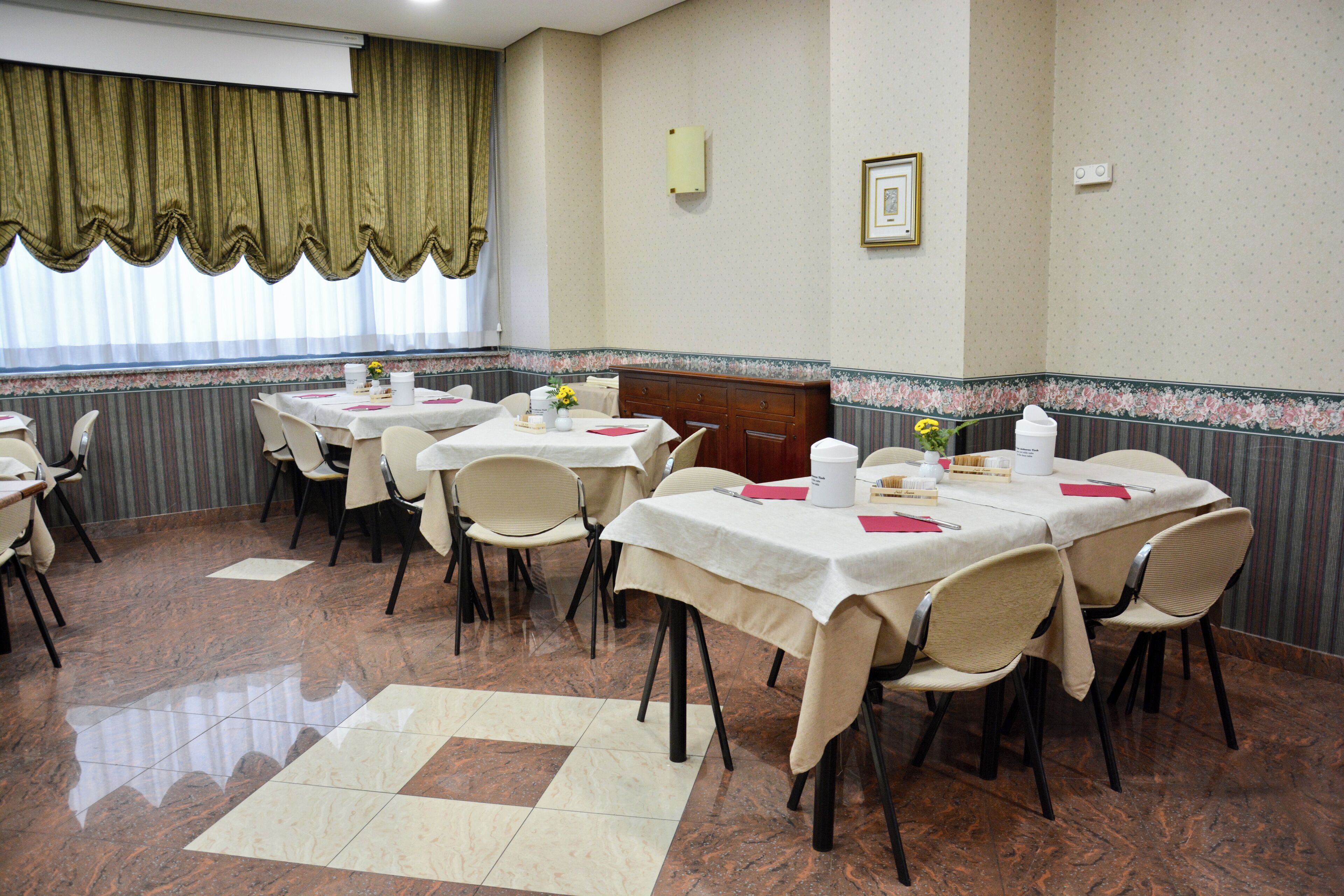 每日供应自助式早餐（每人 EUR 10）