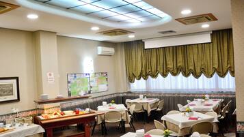 Colazione a buffet, servita tutte le mattine (10 EUR a persona)