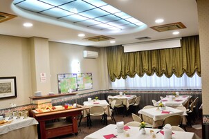 Desayuno buffet todos los días (con cargo)