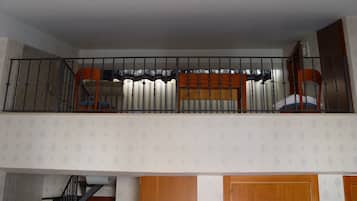 Habitación cuádruple, varias camas, en edificio contiguo | Minibar, caja de seguridad en la habitación y escritorio