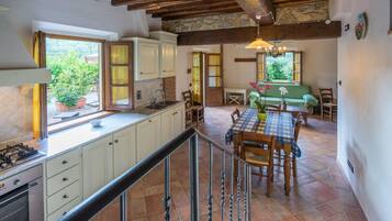 Familienapartment, 2 Schlafzimmer, Gartenblick | Wohnbereich