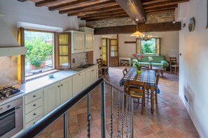 Familienapartment, 2 Schlafzimmer, Gartenblick | Wohnbereich | LED-Fernseher