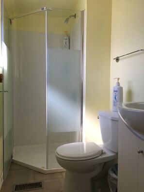 Chambre supérieure double, 1 grand lit, vue sur le jardin | Salle de bain | Serviettes fournies