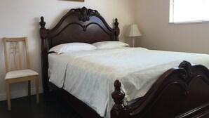 Escritorio, tabla de planchar con plancha, wifi gratis y ropa de cama 