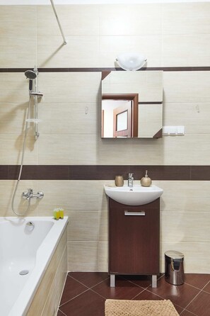 Comfort Apartment, 1 King Bed with Sofa bed | Bathroom | Bathtub, free toiletries, hair dryer, towels