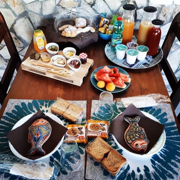 Free daily local cuisine breakfast - Cozzo Spadaro B&B (Pachino)