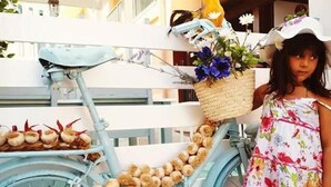 A vintage bicycle with a basket of onions and flowers, a rooster, and a girl in a floral dress. - Cozzo Spadaro B&B (Pachino)