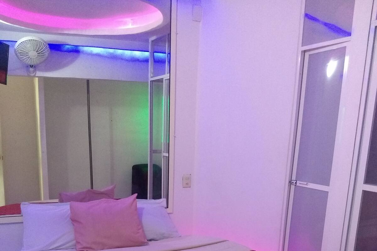 Deluxe Suite, 1 King Bed | In-room safe, blackout curtains, free WiFi, bed sheets