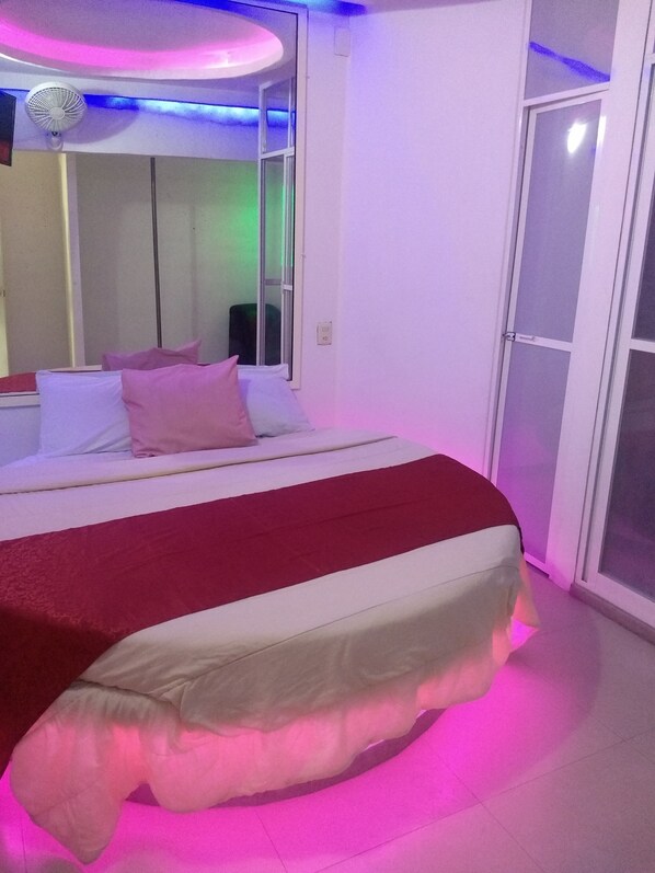 豪華套房, 1 張特大雙人床 | 房內夾萬、遮光窗簾/窗簾、免費 Wi-Fi、床單