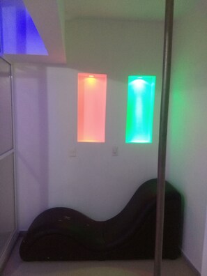 豪華套房, 1 張特大雙人床 | 房內夾萬、遮光窗簾/窗簾、免費 Wi-Fi、床單