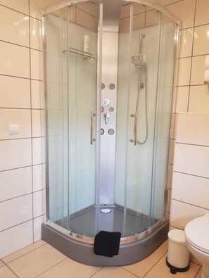 Appartement (Sunshine 2) | Badkamer | Een douche, gratis toiletartikelen, een haardroger, handdoeken