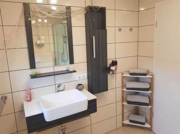 Apartment (Sunshine 2) | Bathroom | Shower, free toiletries, hair dryer, towels
