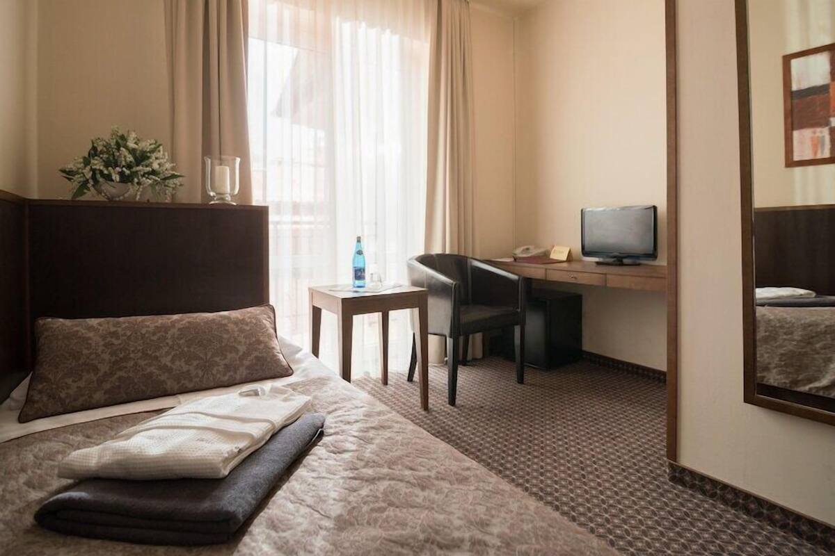 Escritorio, tabla de planchar con plancha, wifi gratis y ropa de cama