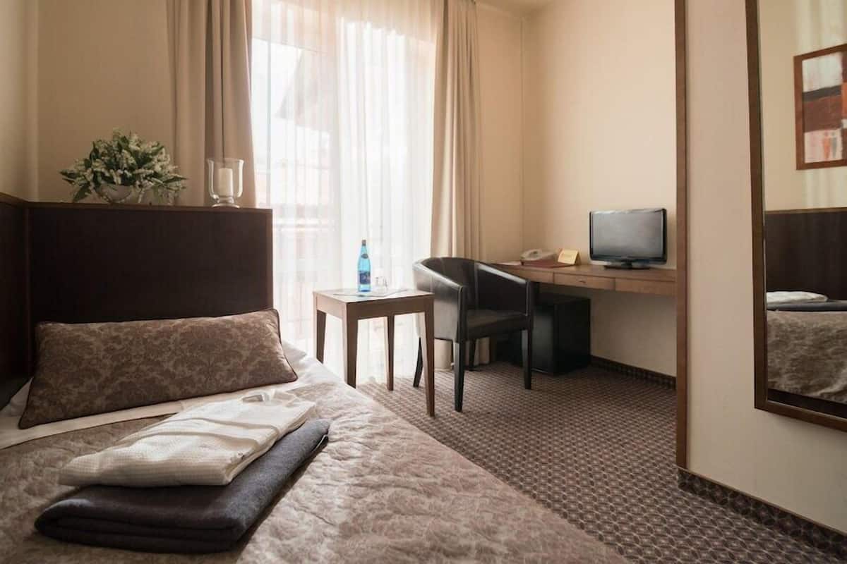 Escritorio, tabla de planchar con plancha, wifi gratis y ropa de cama
