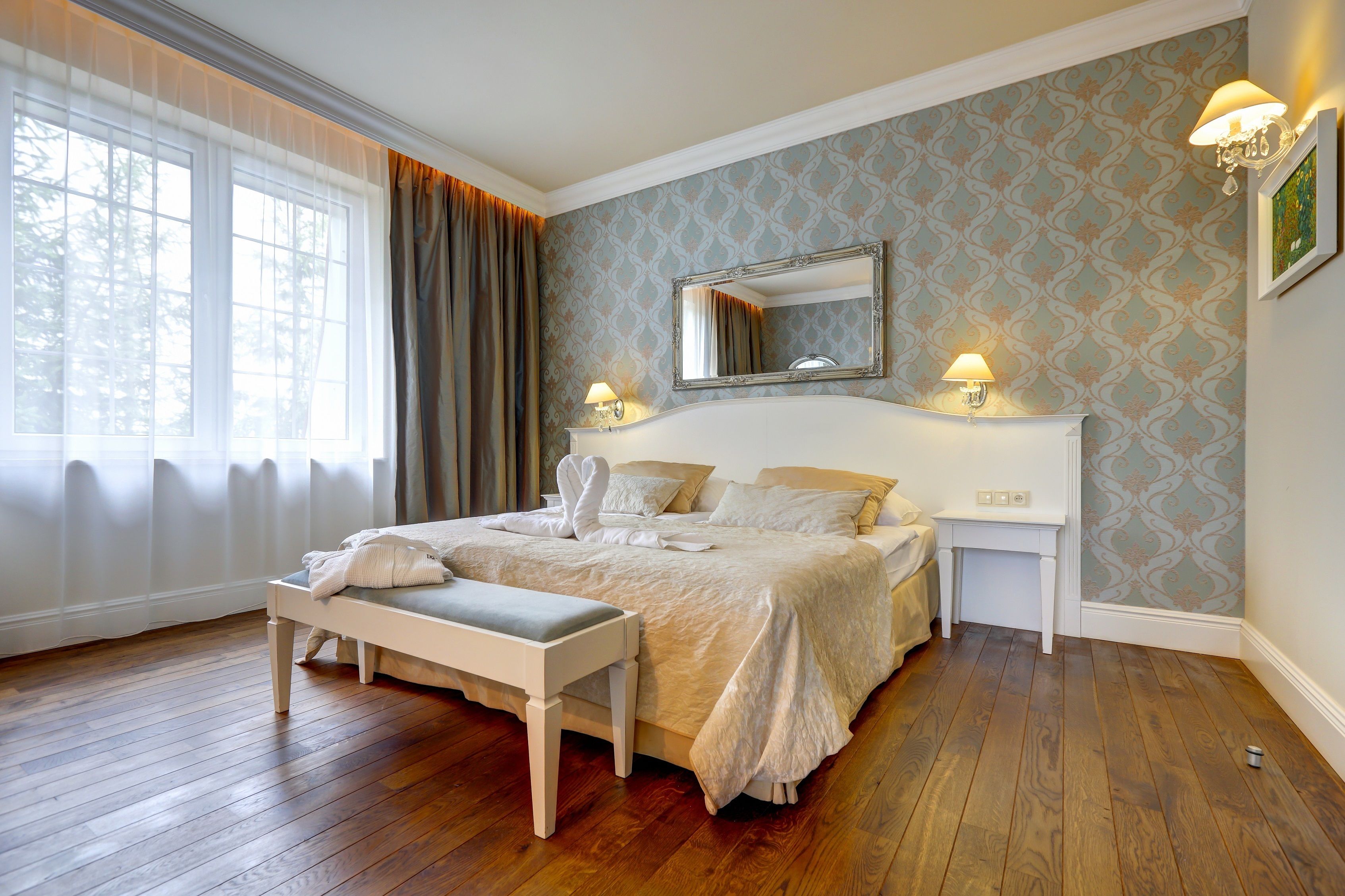 Suite | Desk, iron/ironing board, free WiFi, bed sheets