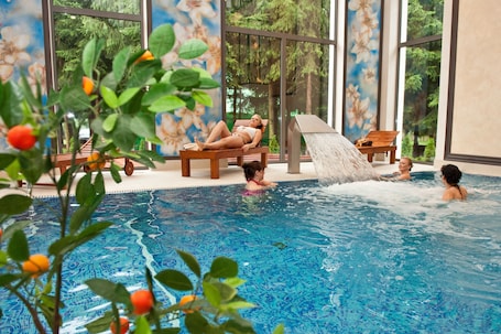 Indoor pool, open 5:00 PM to 10:00 PM, free pool cabanas, pool loungers. Hotel Afrodyta Business & SPA