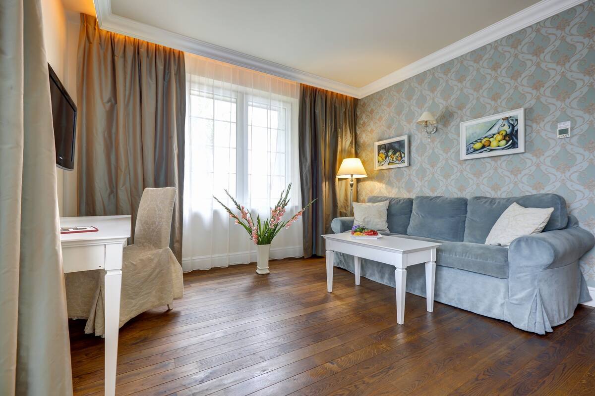 Suite | Escritorio, tabla de planchar con plancha, wifi gratis y ropa de cama