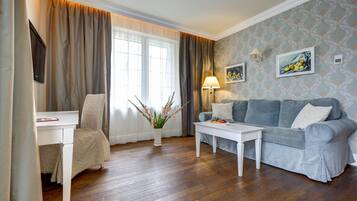 Suite | Escritorio, tabla de planchar con plancha, wifi gratis y ropa de cama