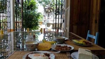 Desayuno de cocina local incluido todos los días