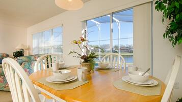 House, 4 Bedrooms | In-room dining