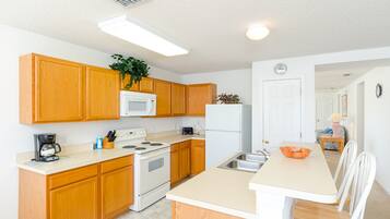 House, 4 Bedrooms | Private kitchen | Fridge, microwave, dishwasher, cookware/dishes/utensils